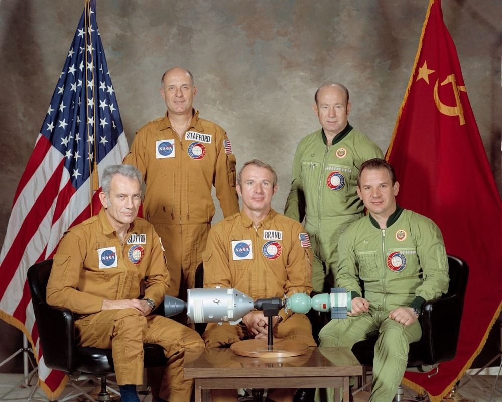 Космонавт Алексей Леонов — первый человек в космосе. Биография и интересные факты из жизни